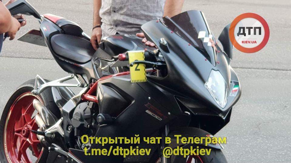 В Киеве  пилот мотоцикла упал на автомобиль 