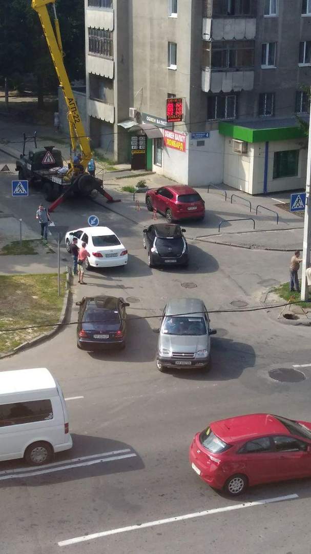 В Харькове из-за парня-романтика образовалась пробка на дороге (фото)