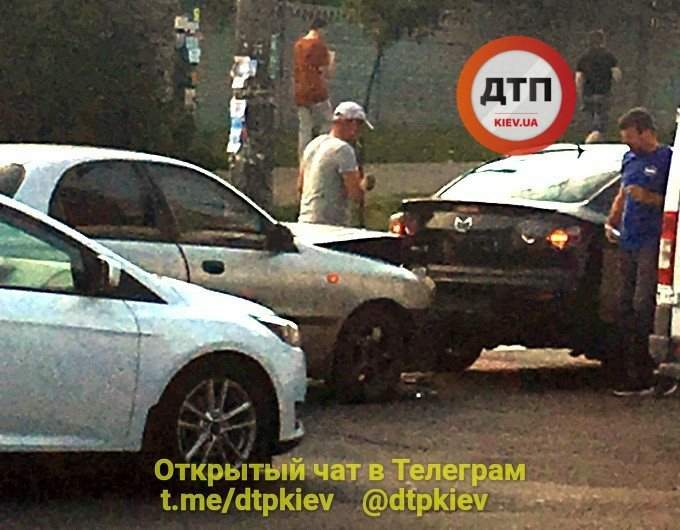 В Киеве произошло два ДТП подряд, есть пострадавшие (фото)