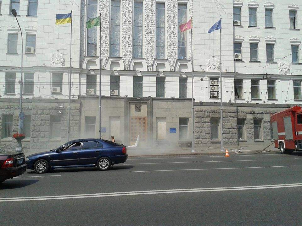 В Харькове неизвестные бросили дымовую шашку в здание мэрии и распылили газ перед сессией горсовета (фото)