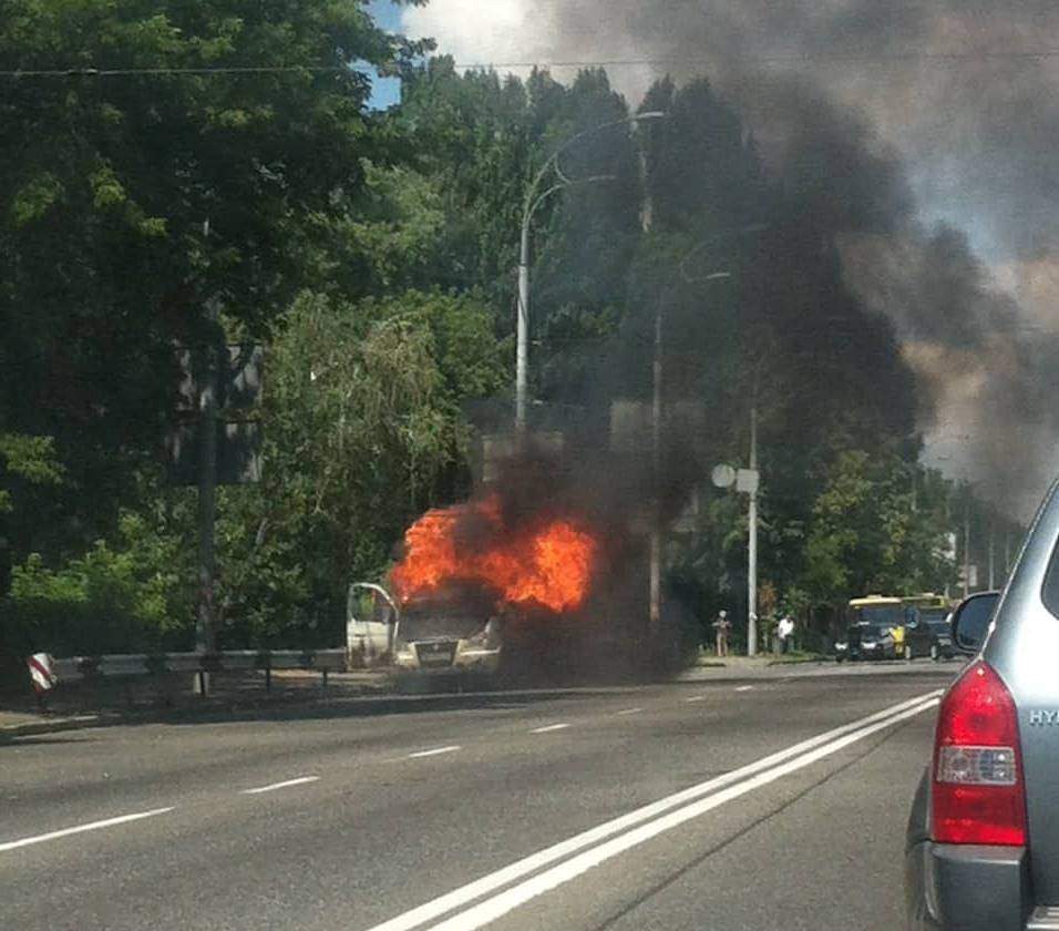 В Киеве на ходу загорелся грузовик (фото)