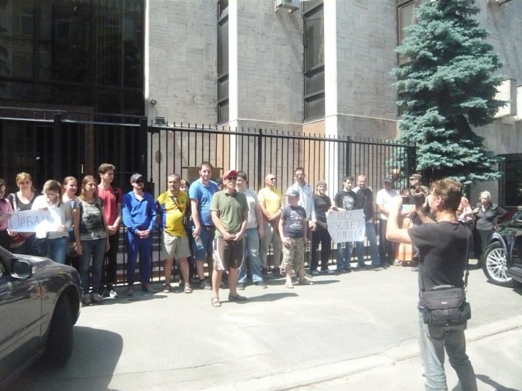 В Киеве активисты требовали  остановить раздачу венгерских паспортов