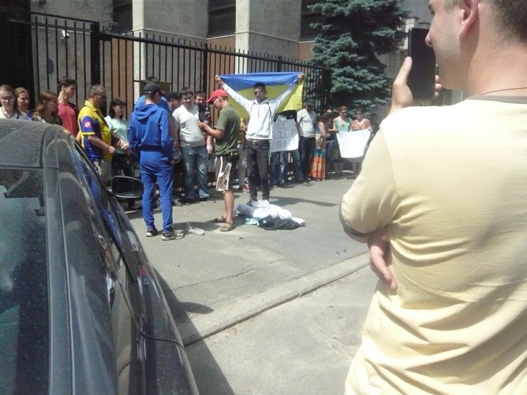 В Киеве активисты требовали  остановить раздачу венгерских паспортов