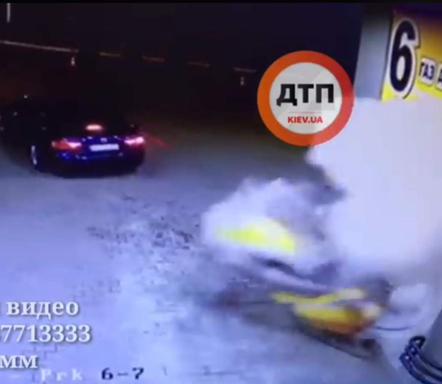 На АЗС по трассе Киев-Житомир водитель забыл достать пистолет из бензобака: вспыхнул пожар (видео)