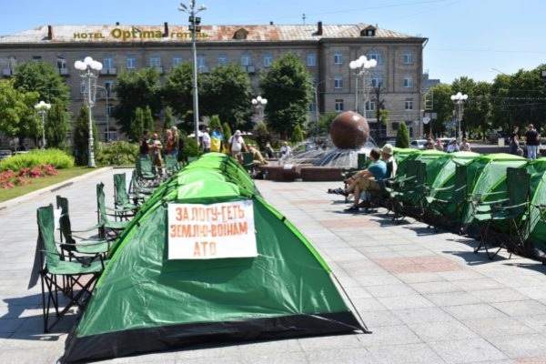 Возле Черкасской ОГА  участники АТО установили палаточный городок (фото)