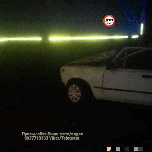 В Запорожье автомобиль на скорости залетел под поезд (фото)