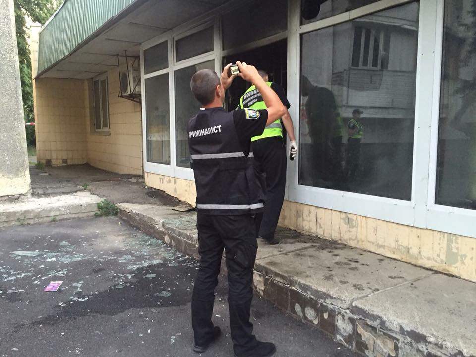 В Киеве вспыхнул пожар в отделении банка: полиция устанавливает причины возгорания (фото)