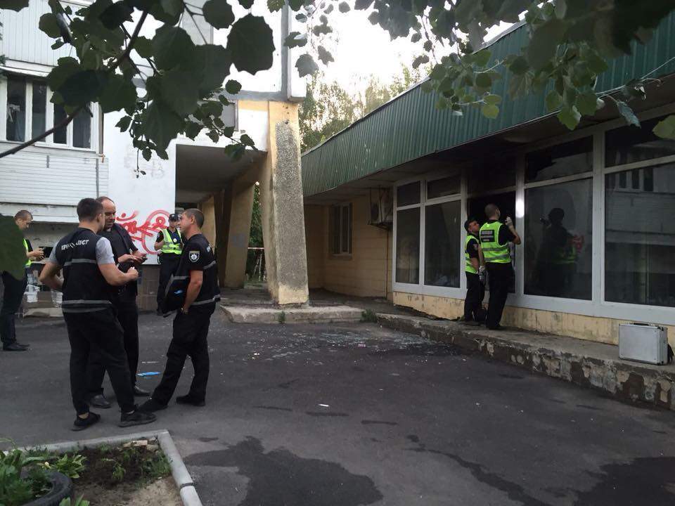 В Киеве вспыхнул пожар в отделении банка: полиция устанавливает причины возгорания (фото)