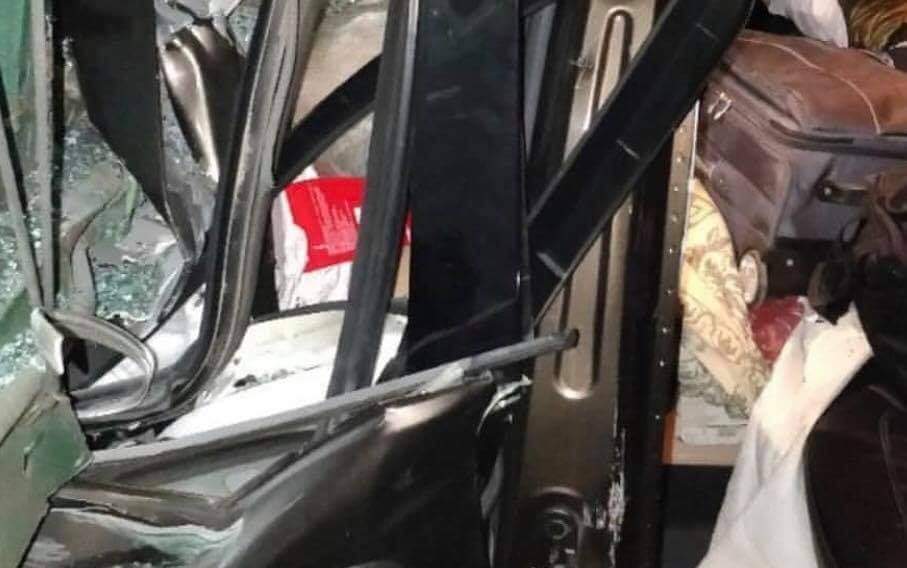 В Киеве внедорожник влетел в прицеп, водитель погиб на месте (фото)