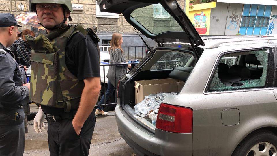 Львовскому активисту подбросили в автомобиль гранату (фото)