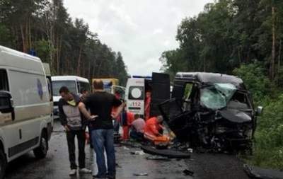 Во Львовской области на автодороге произошло ДТП, один человек погиб и 8 травмированы