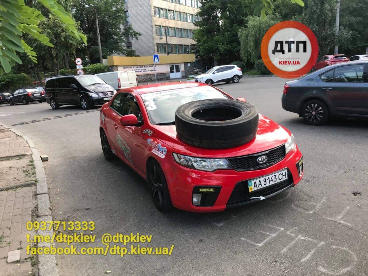 «Героям парковки» в Киеве активисты положили шины на капот автомобиля (фото)