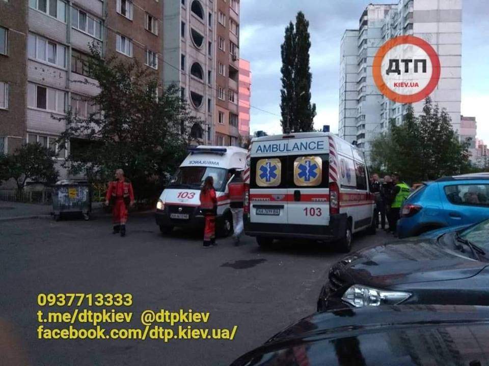 В Киеве подростки пытались спрыгнуть с крыши из-за неразделенной любви (фото, видео)