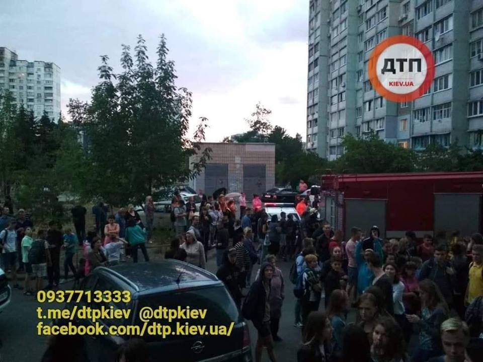В Киеве подростки пытались спрыгнуть с крыши из-за неразделенной любви (фото, видео)