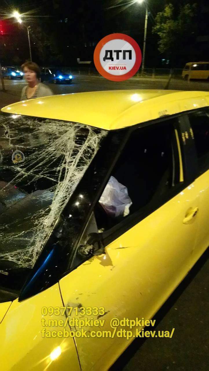 В Киеве автомобиль не уступил дорогу другому: в результате ДТП есть пострадавшие (фото)