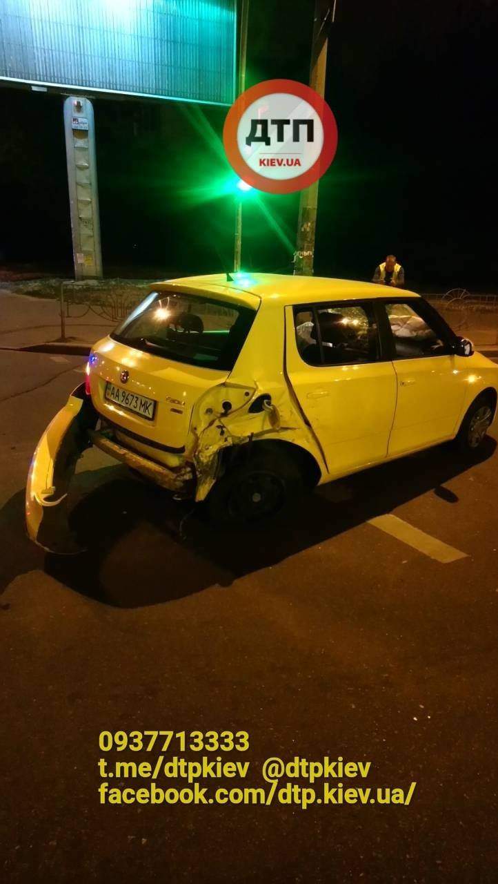 В Киеве автомобиль не уступил дорогу другому: в результате ДТП есть пострадавшие (фото)