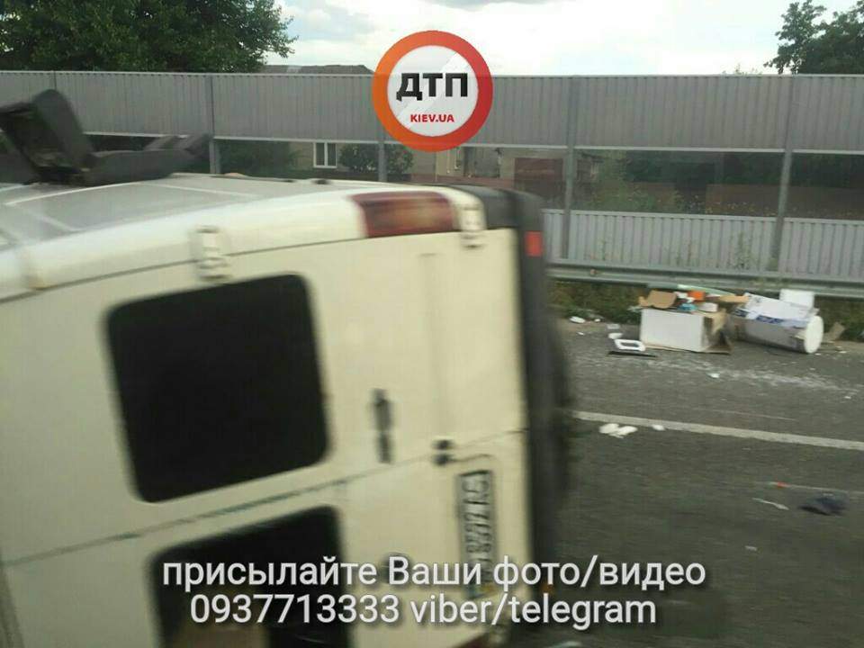 Под Киевом опрокинулся микроавтобус (фото)