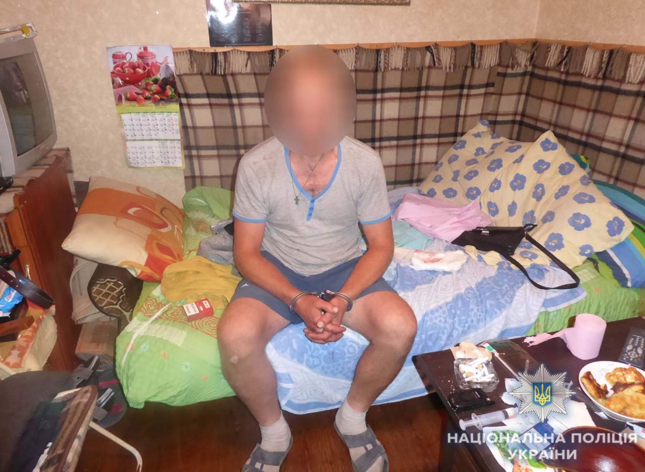 В Киеве мужчина из ревности ударил ножом в живот свою жену (фото)