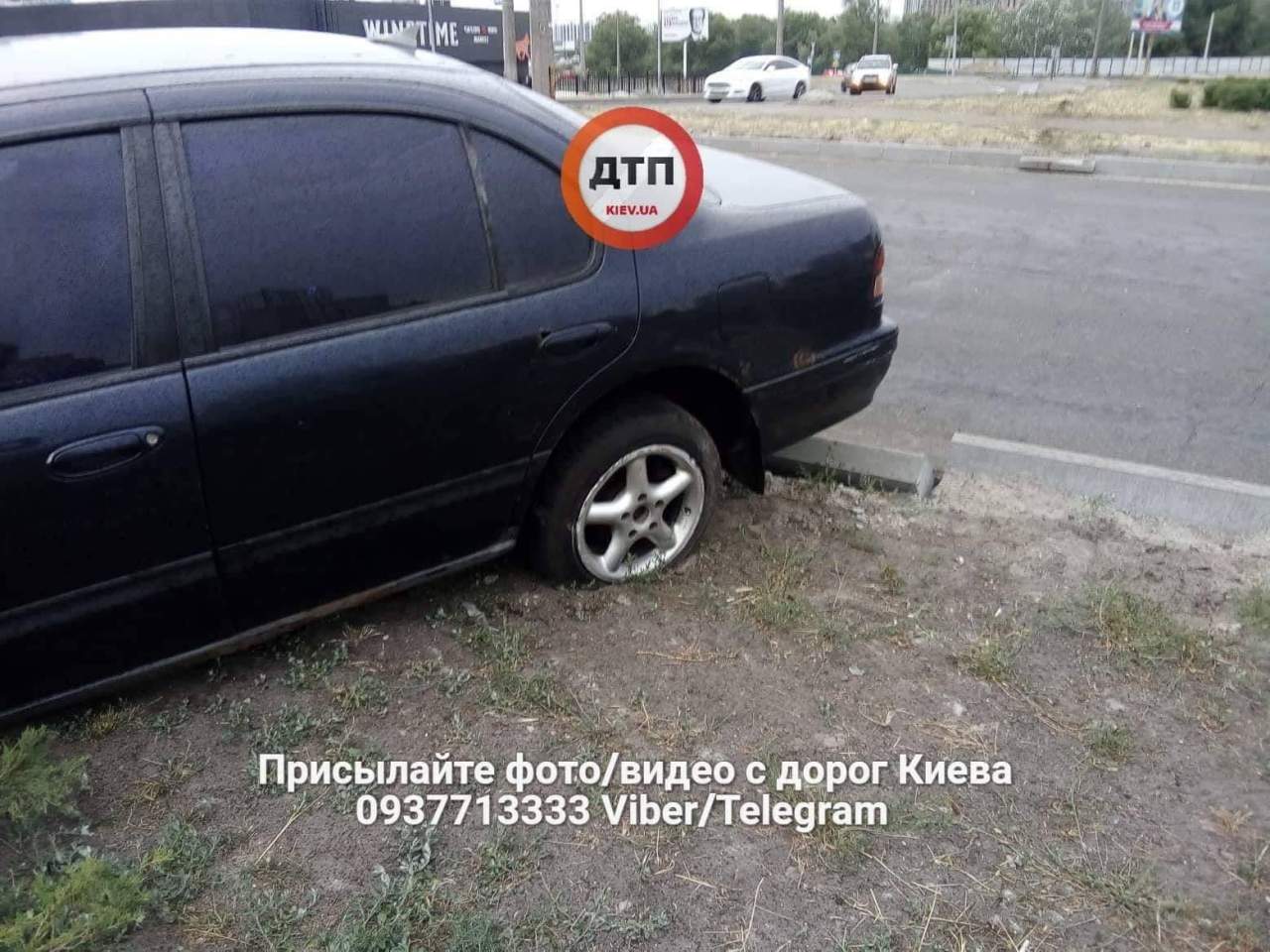 В Киеве автомобиль Nissan уходил от патрульной полиции и совершил ДТП (фото)