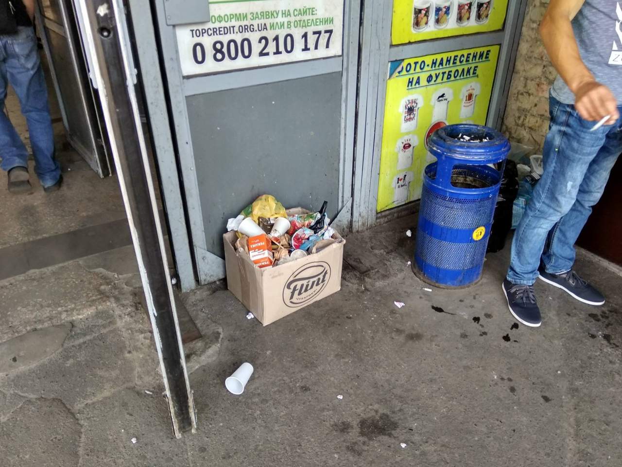 В Киеве территория вблизи ж/д вокзала завалена мусором (фото)