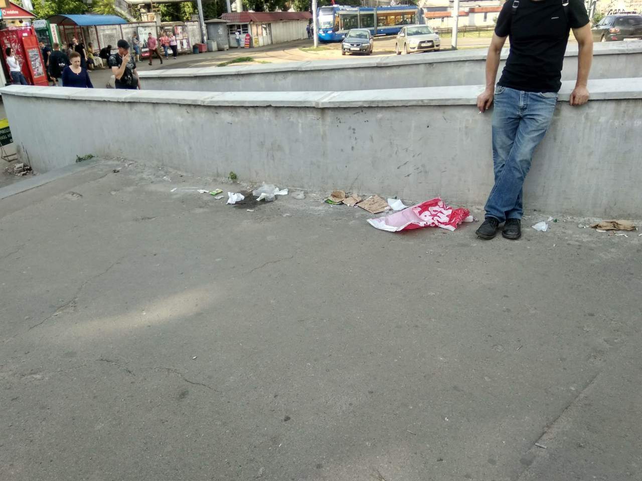 В Киеве территория вблизи ж/д вокзала завалена мусором (фото)