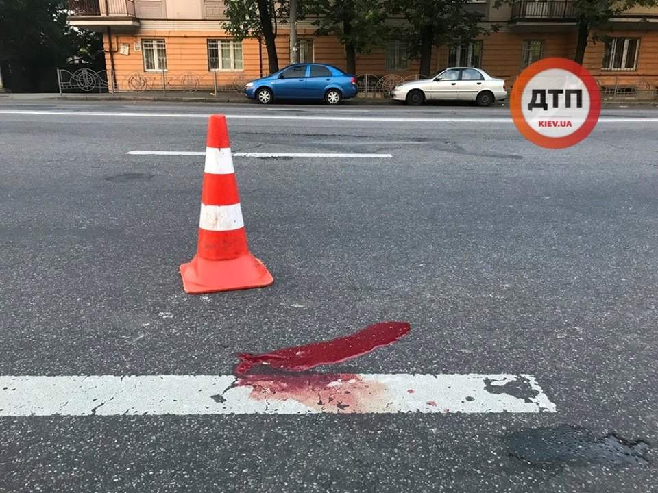 В Киеве велосипедист сбил пешехода – нарушителя (фото)