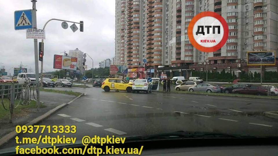 В Киеве столкнулись  два такси, движение на трассе заблокировано (фото)