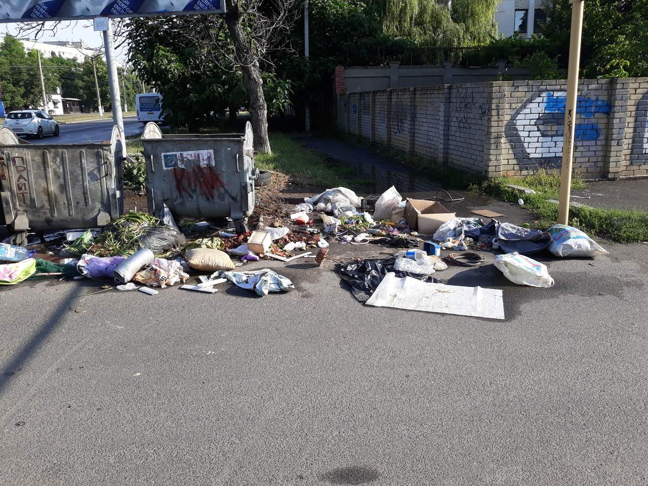 В Одессе разбросанные кучи мусора заполонили одну из улиц (Фото)