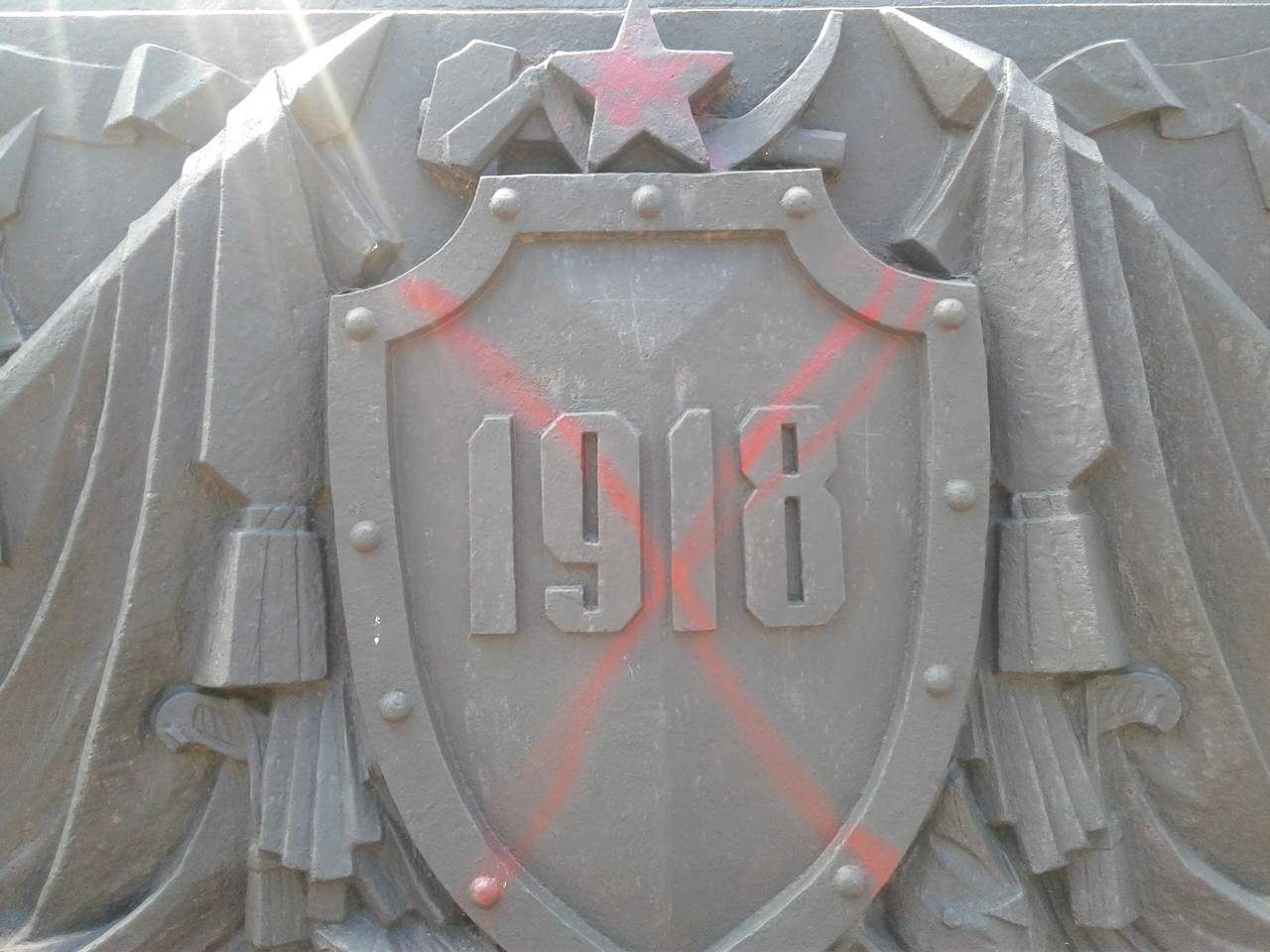 В Одессе вандалы осквернили памятник борцам за власть советов