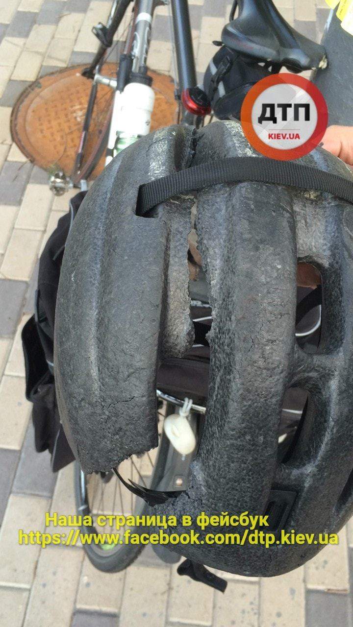 В Киеве велосипедиста от серьезной травмы спас шлем (фото)