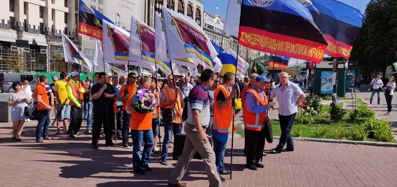 В Киеве на Майдане Независимости собираются с протестом железнодорожники (фото)