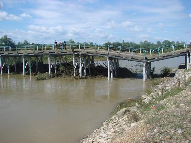 В Ивано-Франковской области обрушился мост (фото)
