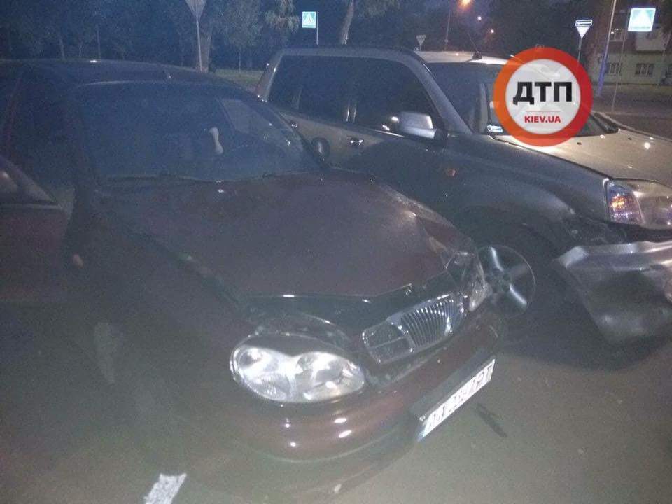 В Киеве автомобиль на еврономерах протаранил Деу: пассажир получил серьезные травмы (фото)