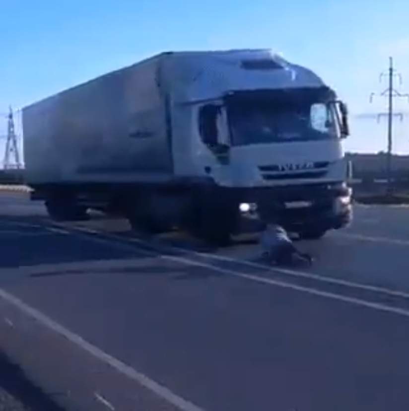 Новые экстремальные развлечения: В Киеве двое подростков ложатся прямо перед движущимися грузовиками (видео)