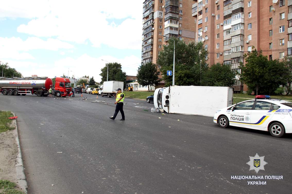 В Харькове грузовик с кислотой столкнулся с микроавтобусом, есть пострадавшие (фото)