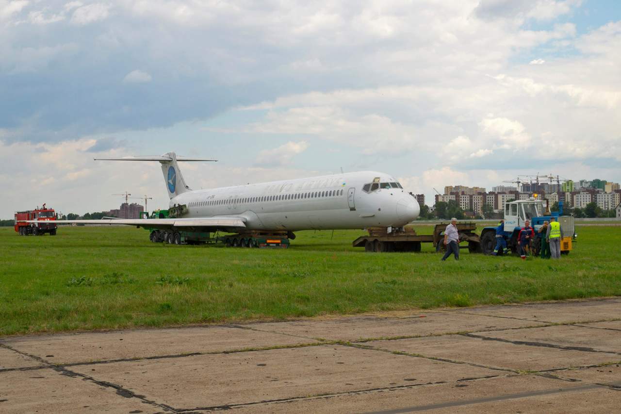 В Киеве утилизируют аварийный самолет, который выкатился со взлетно-посадочной полосы (фото)