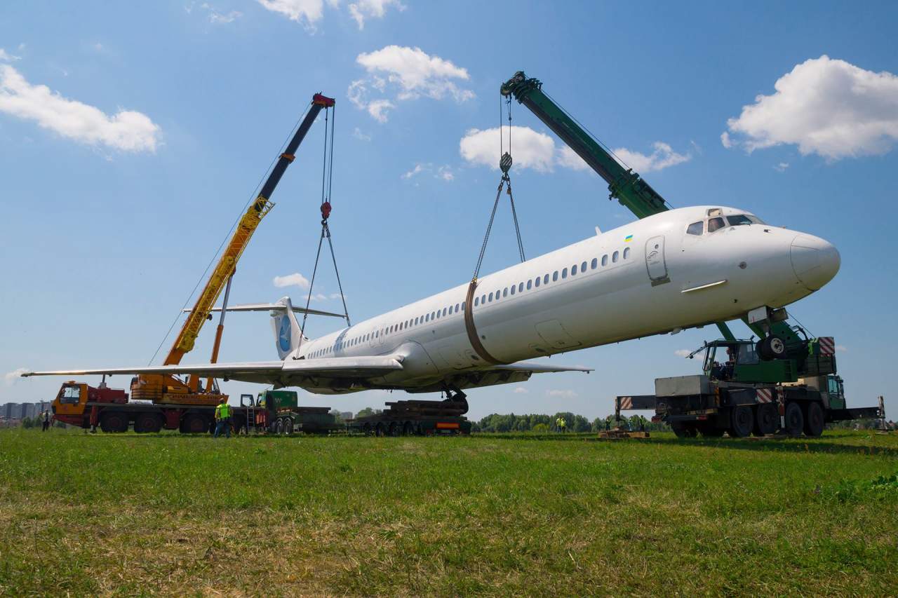 В Киеве утилизируют аварийный самолет, который выкатился со взлетно-посадочной полосы (фото)