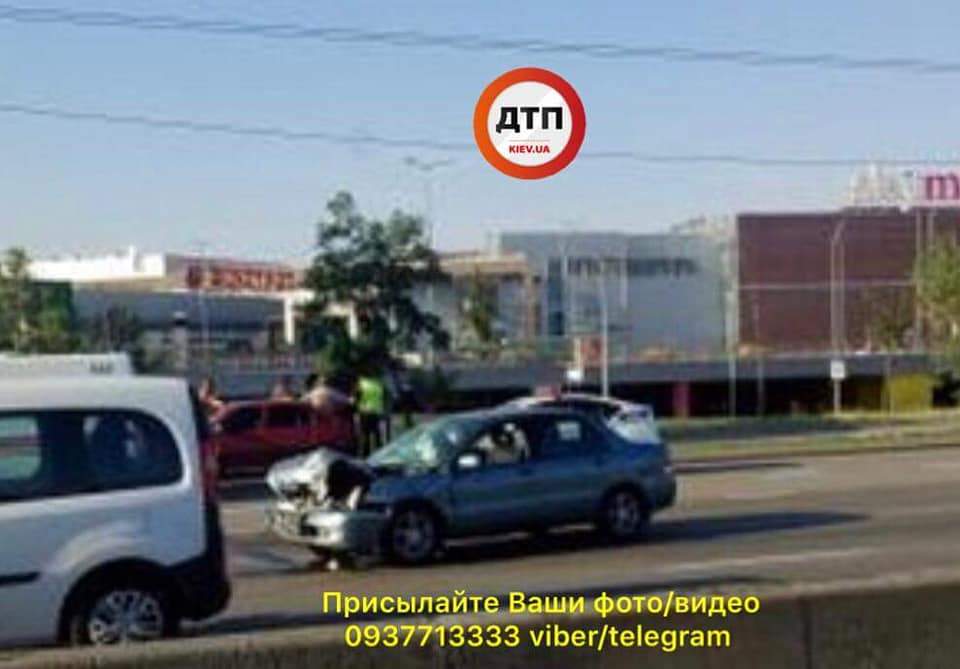 В Киеве легковой автомобиль «залетел» под трактор (фото)