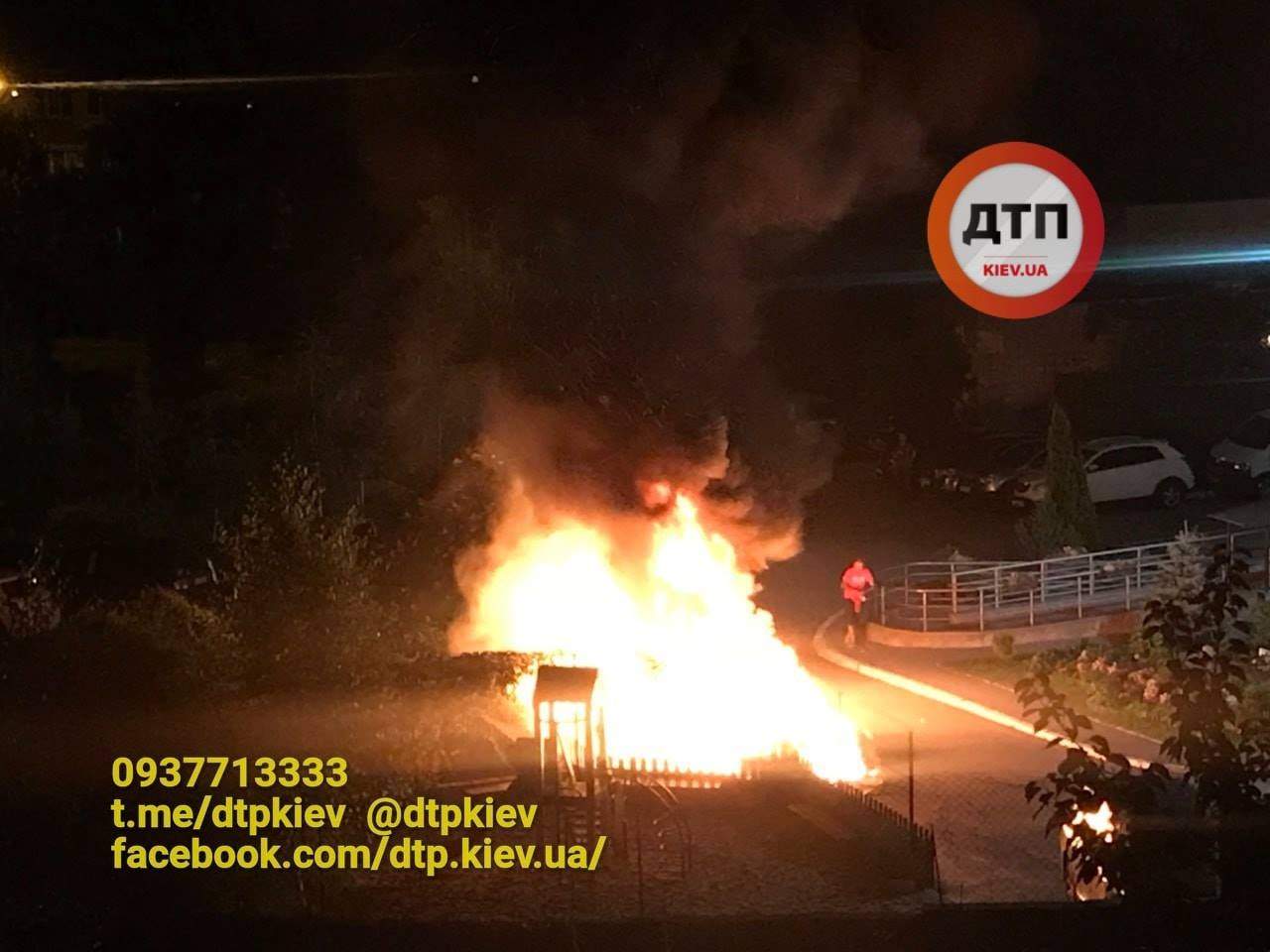 «Слышали звук, как от петарды»: В Киеве дотла сгорел автомобиль (фото)