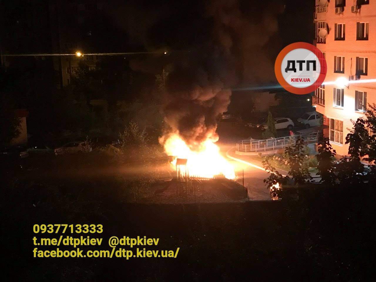 «Слышали звук, как от петарды»: В Киеве дотла сгорел автомобиль (фото)
