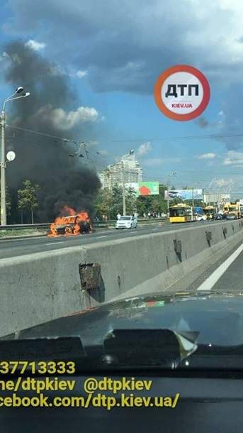 В Киеве во время движения загорелся автомобиль (фото,видео)