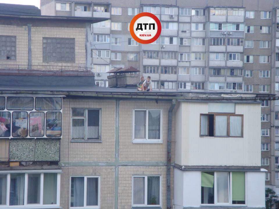 В Киеве дети едва не упали с крыши многоэтажки, на которую залезли покурить (фото)