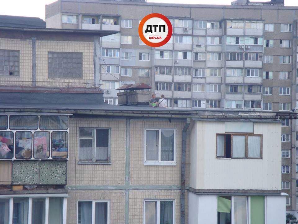 В Киеве дети едва не упали с крыши многоэтажки, на которую залезли покурить (фото)