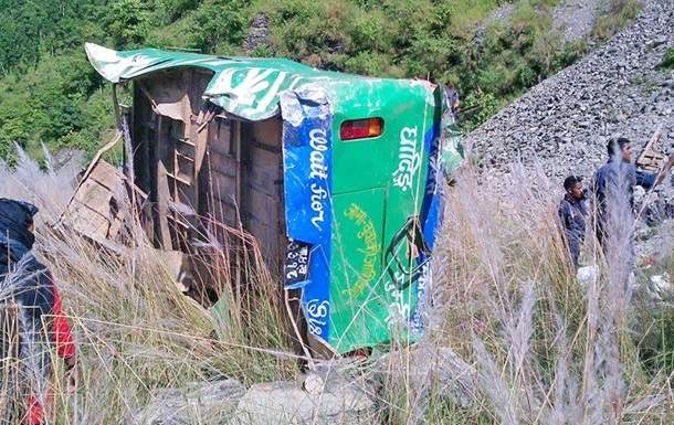 В Непале в результате падения грузовика с горной дороги 20 человек погибли, еще 12 пострадали