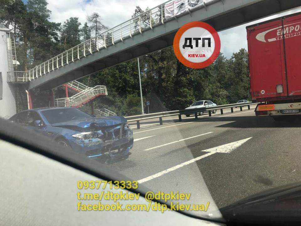 В Киеве  водитель "BMW" дважды врезался в отбойник (фото)