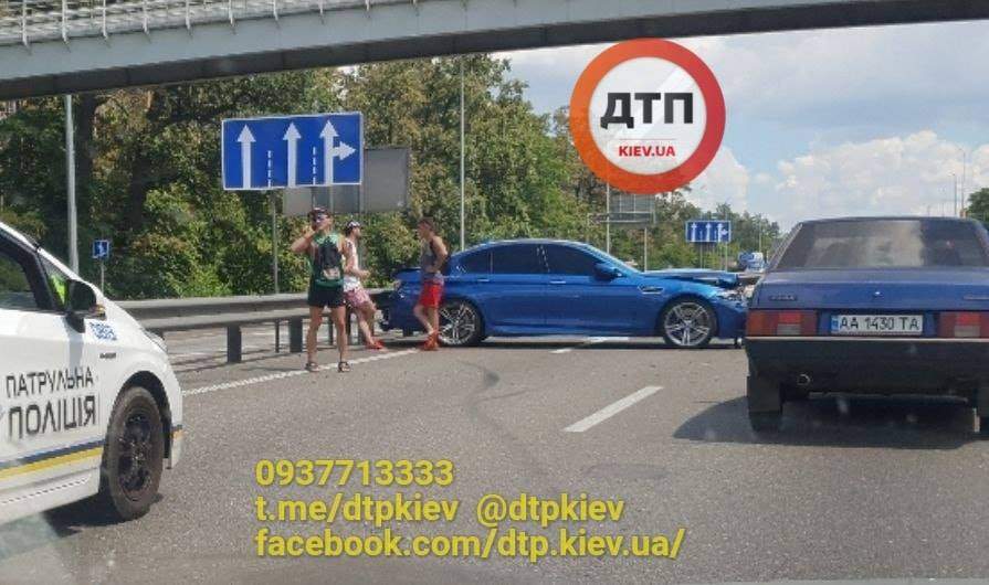 В Киеве  водитель "BMW" дважды врезался в отбойник (фото)