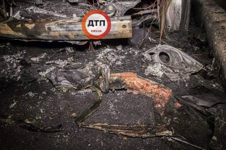 В Киеве неизвестные подожгли внедорожник и скрылись (фото)