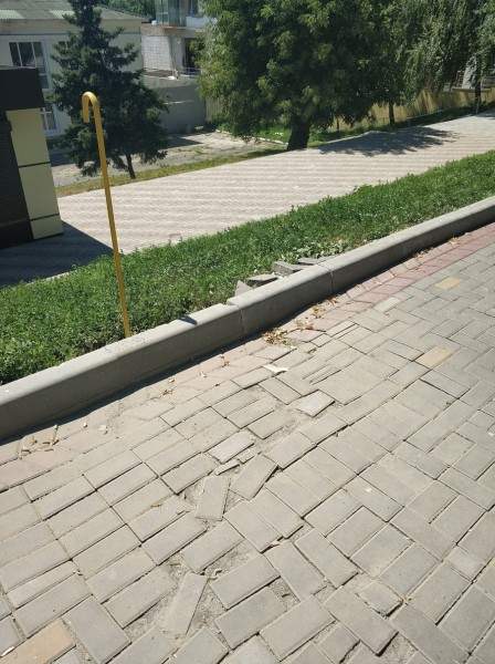 В Луцке жители жалуются на отвратительный ремонт тротуаров (фото)