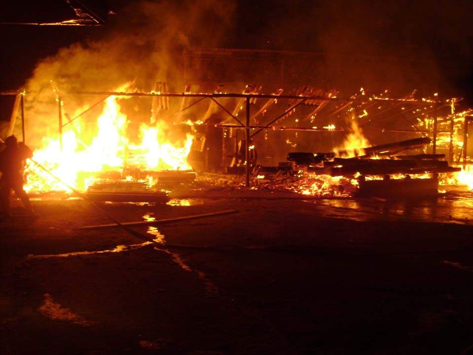 На Полтавщине подпалили навес с древесиной (фото)