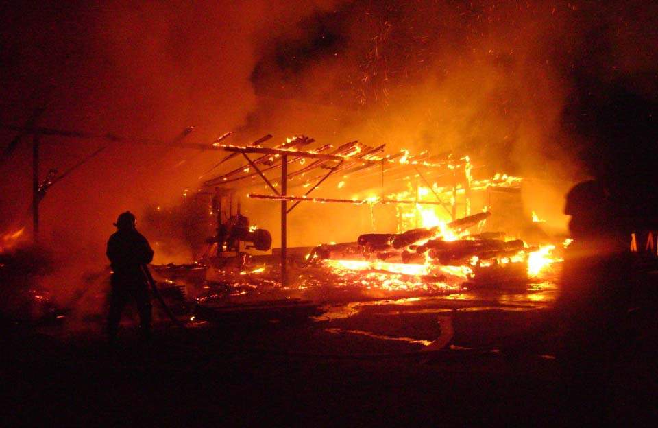 На Полтавщине подпалили навес с древесиной (фото)